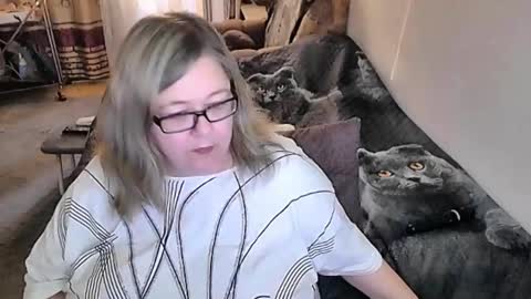 Snapshot of tviks chatting on 10-19-25, 12:22 Lana online show from 10-19-25, 12:22