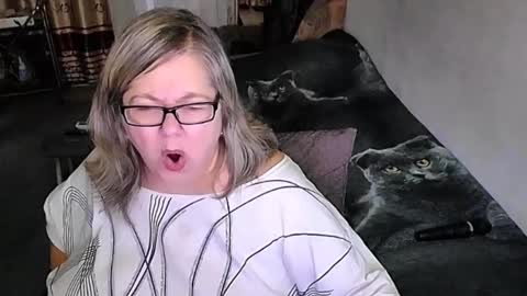 Snapshot of tviks chatting on 10-25-25, 12:51 Lana online show from 10-25-25, 12:51