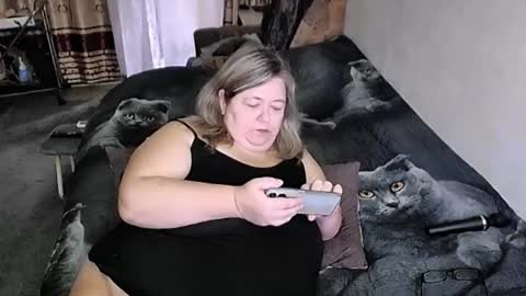 Snapshot of tviks chatting on 10-28-25, 04:49 Lana online show from 10-28-25, 04:49