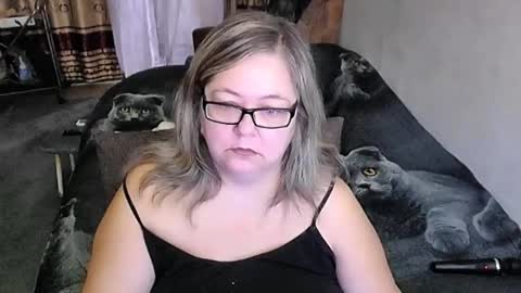 Snapshot of tviks chatting on 10-29-25, 12:46 Lana online show from 10-29-25, 12:46