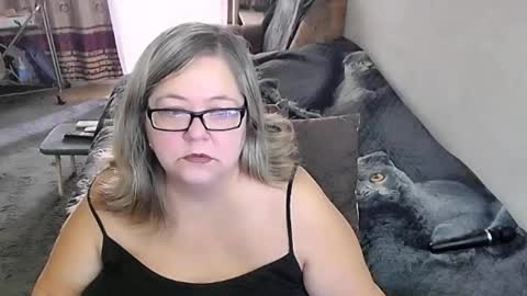 Snapshot of tviks chatting on 10-30-25, 02:35 Lana online show from 10-30-25, 02:35