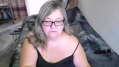 Snapshot of tviks chatting on 11-04-25, 02:21 Lana online show from 11-04-25, 02:21