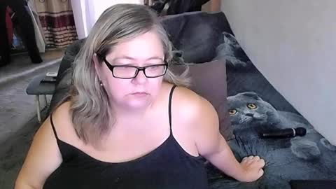 Snapshot of tviks chatting on 11-12-25, 02:34 Lana online show from 11-12-25, 02:34