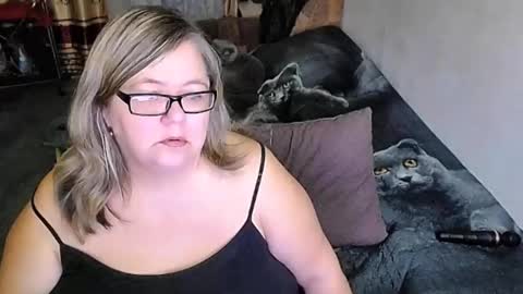 Snapshot of tviks chatting on 11-13-25, 12:09 Lana online show from 11-13-25, 12:09