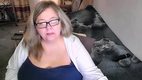 Snapshot of tviks chatting on 11-16-25, 01:33 Lana online show from 11-16-25, 01:33