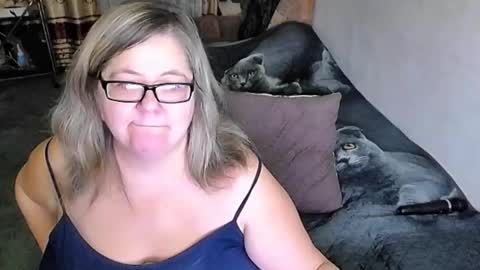 Snapshot of tviks chatting on 11-16-25, 07:30 Lana online show from 11-16-25, 07:30