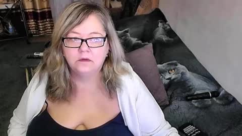 Snapshot of tviks chatting on 11-18-25, 12:27 Lana online show from 11-18-25, 12:27