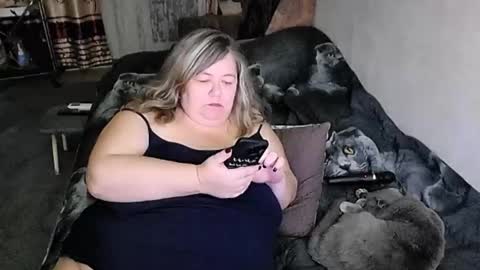 Snapshot of tviks chatting on 11-21-25, 10:03 Lana online show from 11-21-25, 10:03