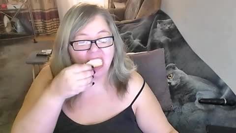 Snapshot of tviks chatting on 12-04-25, 02:10 Lana online show from 12-04-25, 02:10