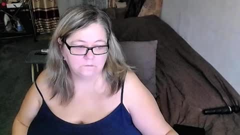 Snapshot of tviks chatting on 12-14-25, 11:31 Lana online show from 12-14-25, 11:31