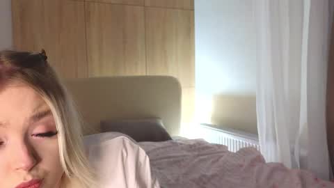 twinklefluff online show from 12-17-25, 04:24