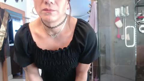 Snapshot of uandme_baby chatting on 12-14-25, 10:14 Azelia B online show from 12-14-25, 10:14