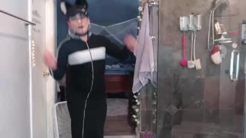 Snapshot of uandme_baby chatting on 01-13-26, 04:45 Azelia B online show from 01-13-26, 04:45