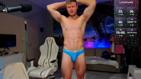 Snapshot of ukgymboy chatting on 01-17-25, 01:35 James Iron online show from 01-17-25, 01:35