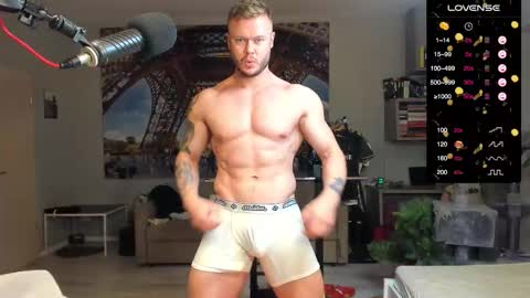 Snapshot of ukgymboy chatting on 09-08-25, 08:52 James Iron online show from 09-08-25, 08:52