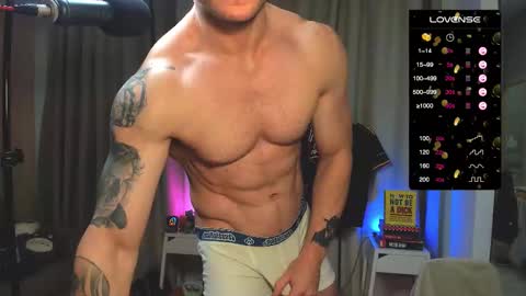 Snapshot of ukgymboy chatting on 09-19-25, 11:44 James Iron online show from 09-19-25, 11:44