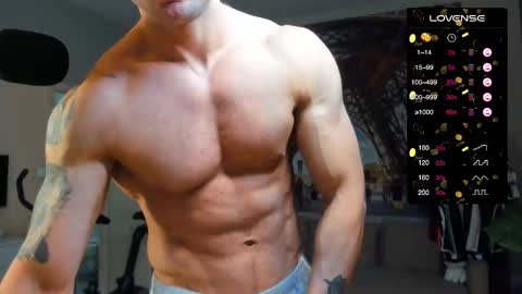 Snapshot of ukgymboy chatting on 10-06-25, 10:56 James Iron online show from 10-06-25, 10:56