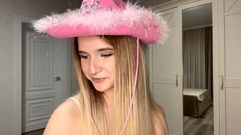 Snapshot of ulalittlepage chatting on 12-05-25, 05:53 Vikki online show from 12-05-25, 05:53