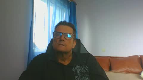 Snapshot of ulmeni4 chatting on 10-15-25, 01:11 ulmeni4 online show from 10-15-25, 01:11