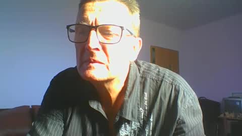 Snapshot of ulmeni4 chatting on 10-17-25, 10:18 ulmeni4 online show from 10-17-25, 10:18