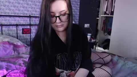 Snapshot of uminarin chatting on 12-23-24, 08:00 Julia online show from 12-23-24, 08:00