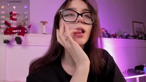 Una  online show from 12-19-24, 03:19