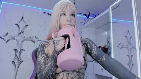 Snapshot of unachimbaherida chatting on 02-03-25, 03:20 Elle Danielle online show from 02-03-25, 03:20