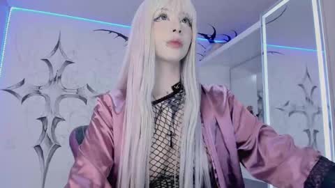 Snapshot of unachimbaherida chatting on 02-10-25, 03:35 Elle Danielle online show from 02-10-25, 03:35