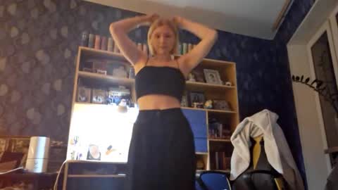 Snapshot of unahilse chatting on 10-16-25, 02:18 Kira online show from 10-16-25, 02:18