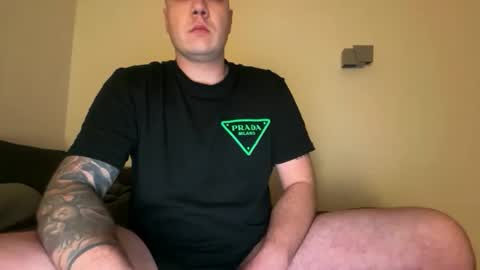 Snapshot of uncutedaustria chatting on 11-21-25, 11:03 Tom online show from 11-21-25, 11:03