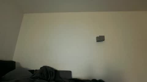 Snapshot of uncutedaustria chatting on 12-17-25, 01:00 Tom online show from 12-17-25, 01:00