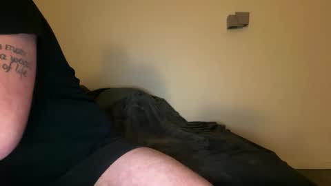 Snapshot of uncutedaustria chatting on 01-17-26, 01:21 Tom online show from 01-17-26, 01:21