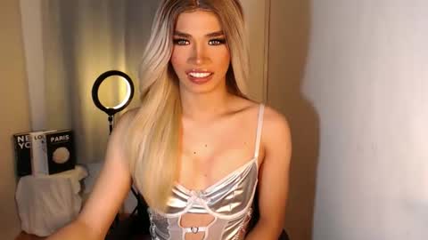 Snapshot of unique_taste69 chatting on 09-15-25, 05:02 Miss Andrea online show from 09-15-25, 05:02