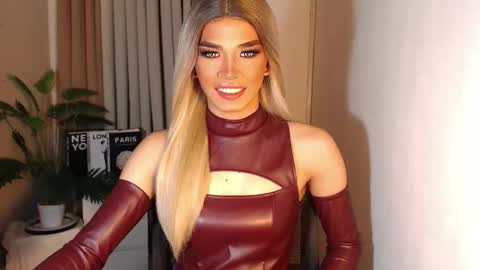 Snapshot of unique_taste69 chatting on 10-05-25, 04:05 Miss Andrea online show from 10-05-25, 04:05