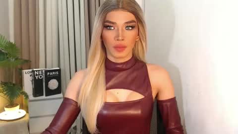 Snapshot of unique_taste69 chatting on 10-10-25, 07:35 Miss Andrea online show from 10-10-25, 07:35