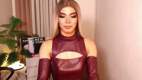 Snapshot of unique_taste69 chatting on 10-22-25, 05:02 Miss Andrea online show from 10-22-25, 05:02