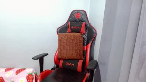 Snapshot of urasian_kentoyxx77 chatting on 10-24-25, 01:57 Kentoy online show from 10-24-25, 01:57