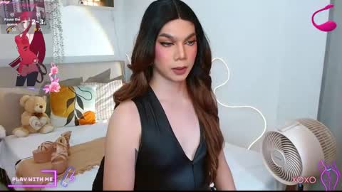 Snapshot of urdeityoflove_ chatting on 09-11-25, 02:28 rose and khristine online show from 09-11-25, 02:28