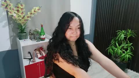 Snapshot of urfavouritecravings chatting on 12-15-25, 01:15 Scarlet online show from 12-15-25, 01:15