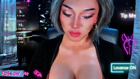 Snapshot of urgoddess_bella chatting on 09-18-25, 09:00 My bella 3 online show from 09-18-25, 09:00