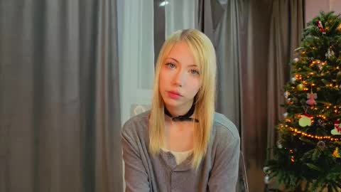 Snapshot of uwu_flower chatting on 02-16-26, 01:29 Chloe online show from 02-16-26, 01:29