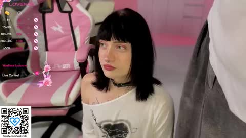 Snapshot of vailyreb chatting on 11-10-25, 12:15 Marin online show from 11-10-25, 12:15