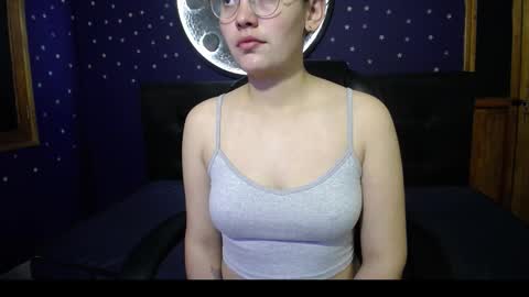 Snapshot of vainilla_cam chatting on 12-15-25, 02:27 Vainilla online show from 12-15-25, 02:27