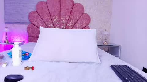 Snapshot of vaiolet_colls chatting on 02-15-26, 12:03 Vaiolet colls online show from 02-15-26, 12:03