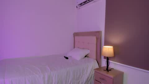 Snapshot of vale_kross chatting on 01-04-25, 04:00 HI IM NEW online show from 01-04-25, 04:00