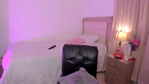 Snapshot of vale_kross chatting on 01-30-25, 04:02 HI IM NEW online show from 01-30-25, 04:02