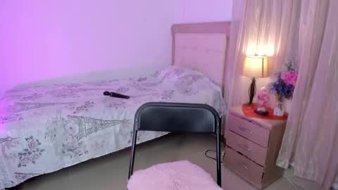 Snapshot of vale_kross chatting on 02-22-25, 08:20 HI IM NEW online show from 02-22-25, 08:20