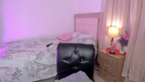 Snapshot of vale_kross chatting on 03-07-25, 03:39 HI IM NEW online show from 03-07-25, 03:39