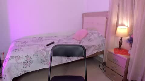 Snapshot of vale_kross chatting on 03-12-25, 02:01 HI IM NEW online show from 03-12-25, 02:01