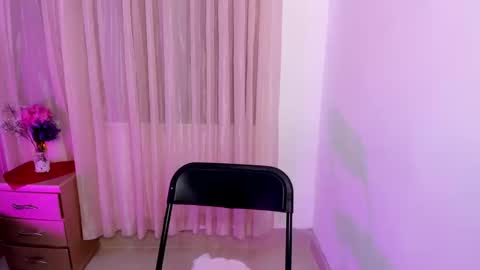 Snapshot of vale_kross chatting on 09-09-25, 02:16 HI IM NEW online show from 09-09-25, 02:16